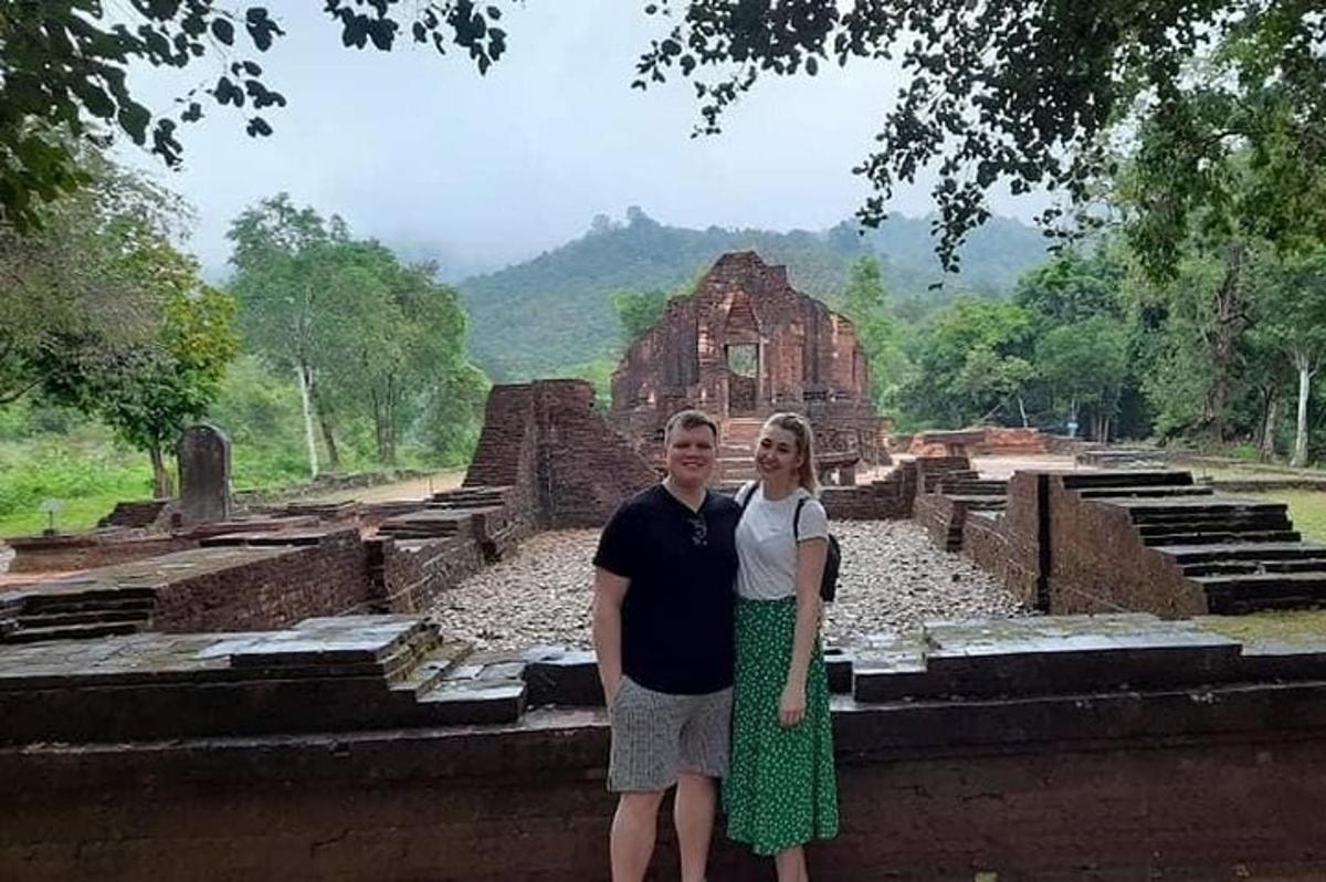 Un hombre y una mujer de pie frente a un templo.