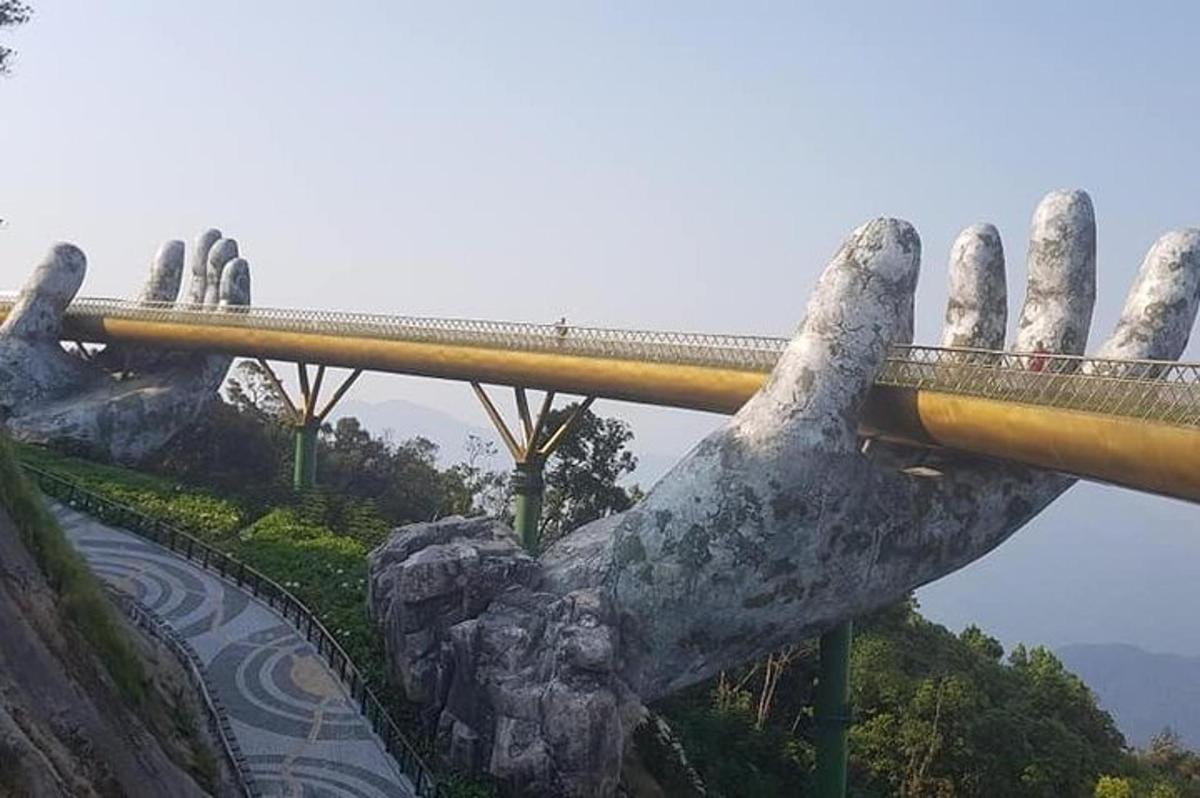 eine Brücke in Form eines Bären, der eine Brücke hält