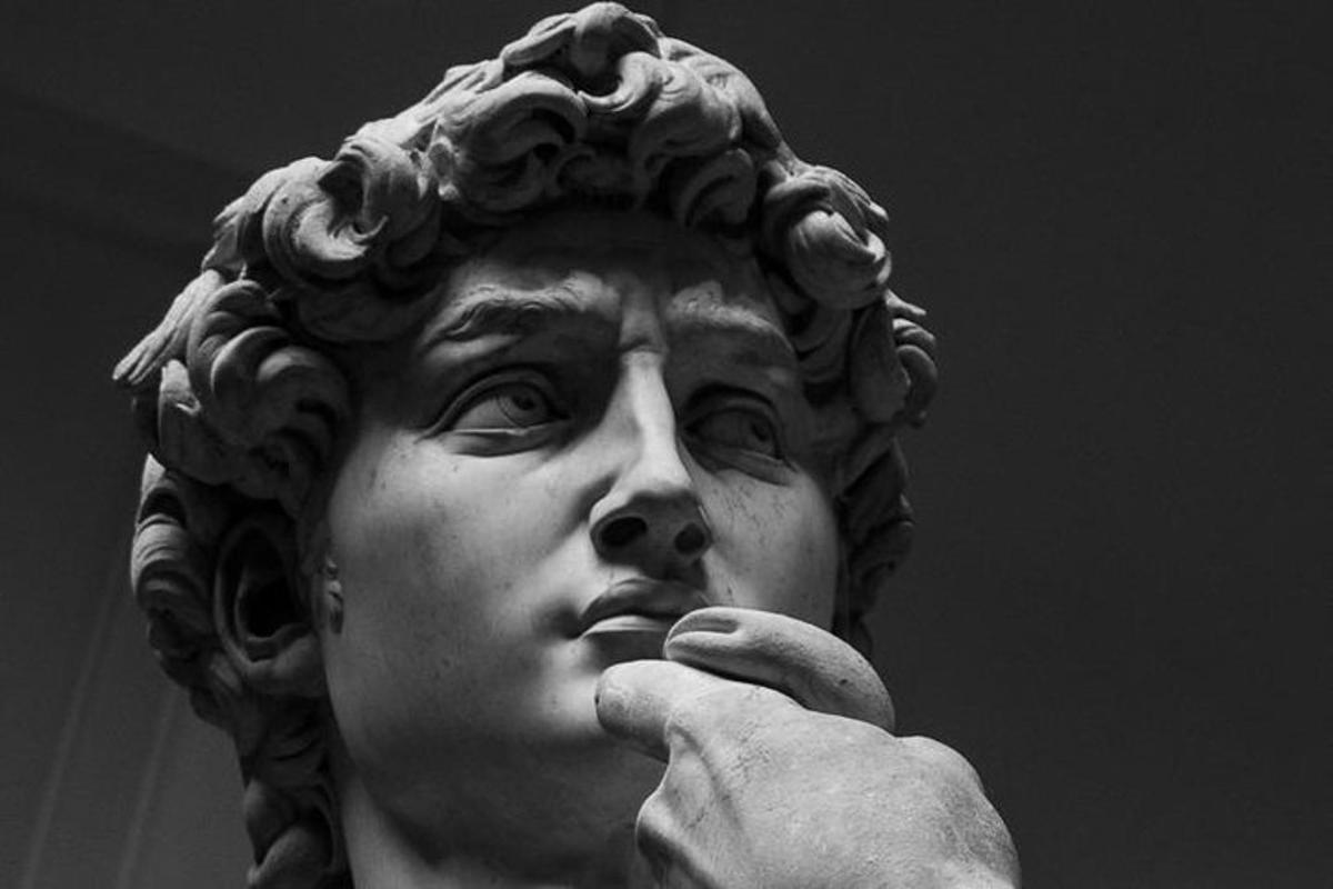 una estàtua d'una dona rentant-se les dents