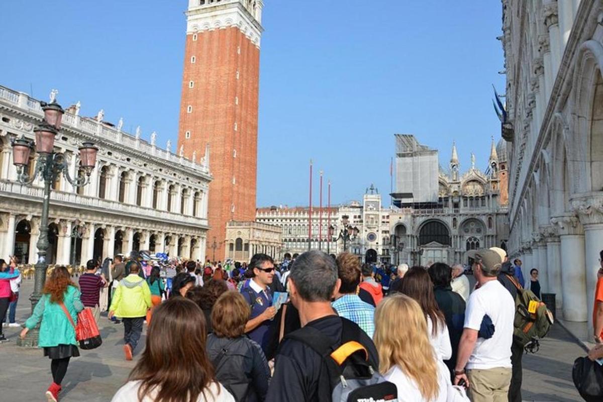 uma grande multidão de pessoas caminhando ao redor de uma torre do relógio