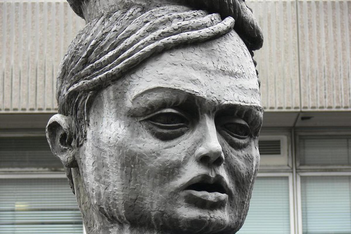 una estatua de un hombre con un sombrero en la cabeza