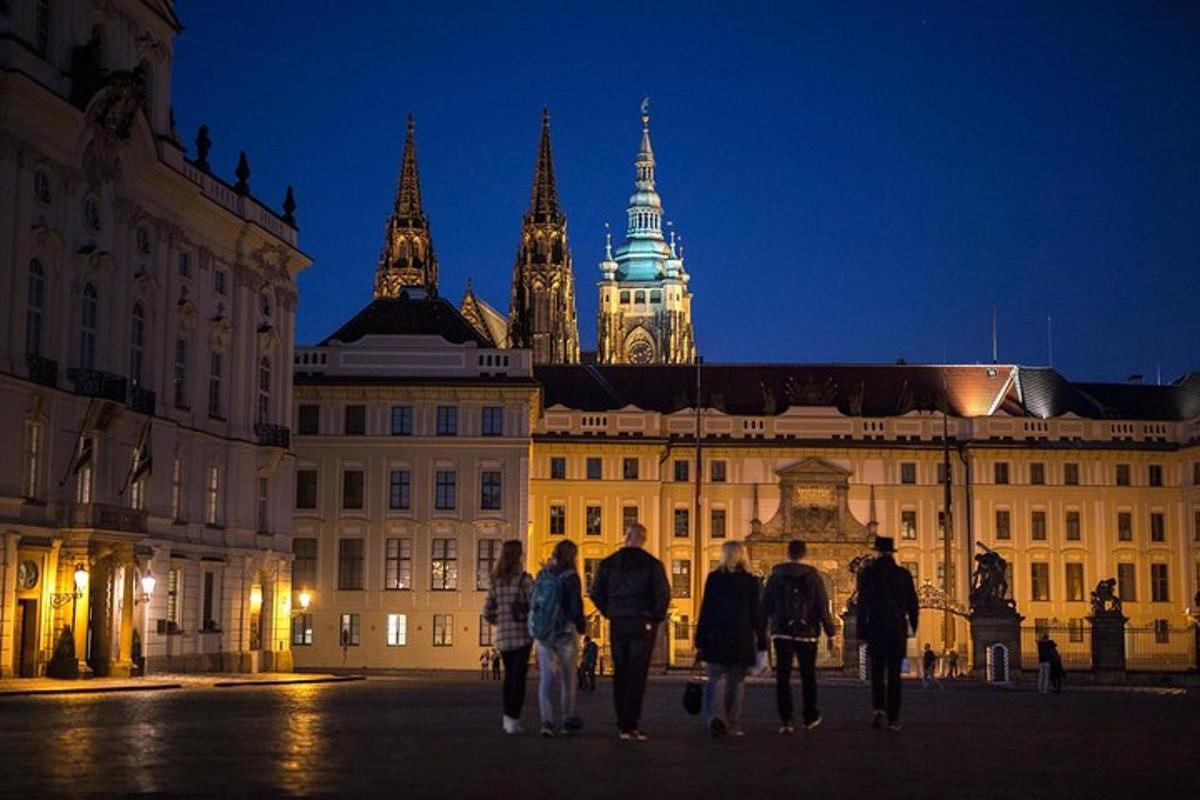 egy csoport ember sétál egy épület előtt