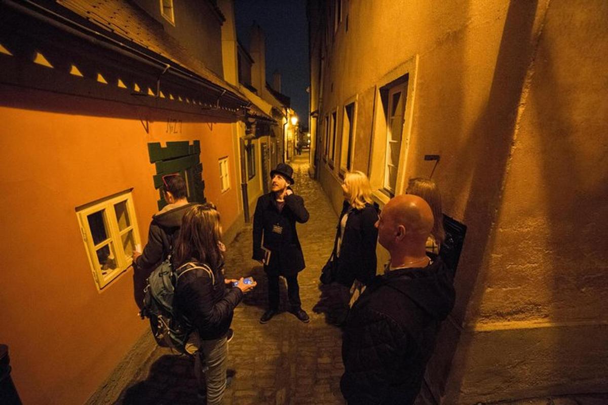 eine Gruppe von Menschen steht nachts in einer Gasse