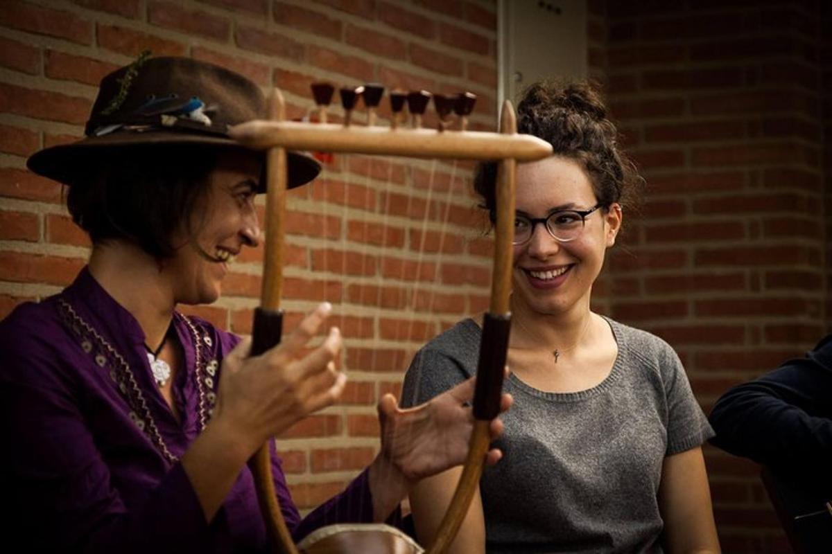 deux femmes debout l'une à côté de l'autre tenant un parapluie