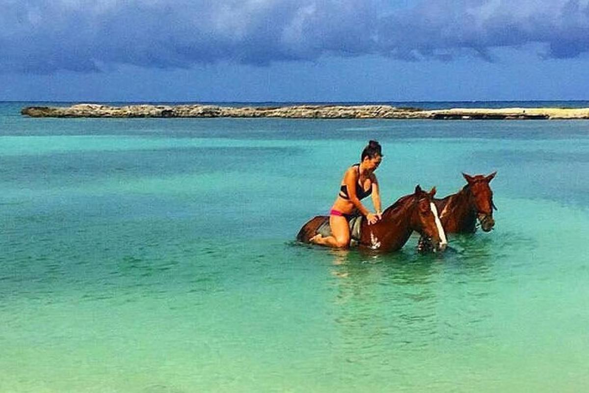 una donna a cavallo nell'oceano
