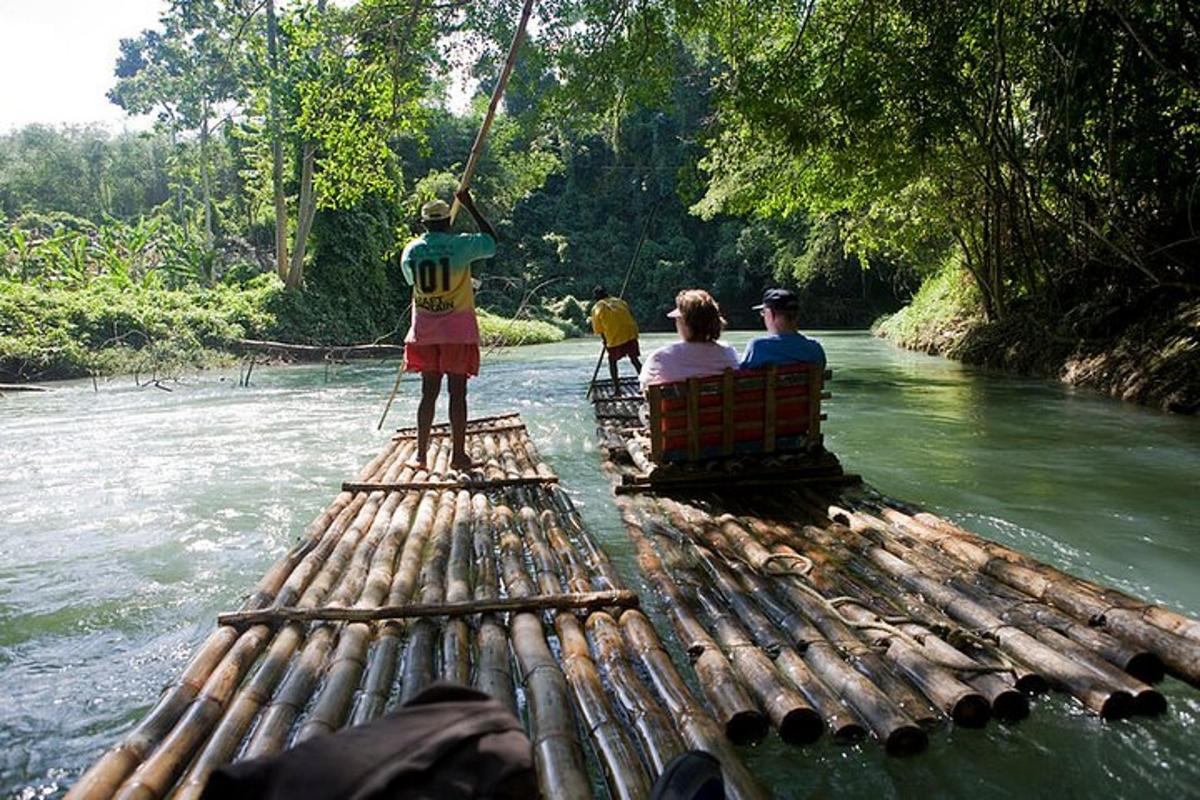 un gruppo di persone su una zattera di bambù che attraversa un fiume