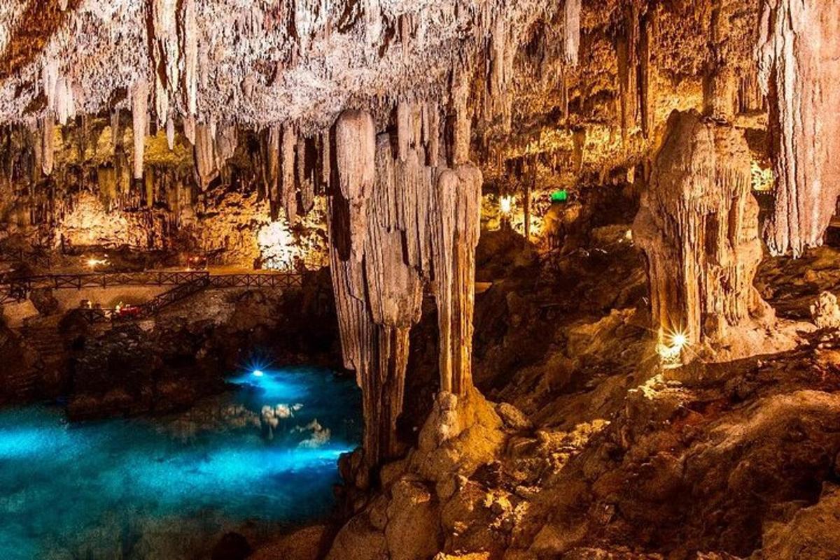 una grotta con una piscina d'acqua e stalattiti