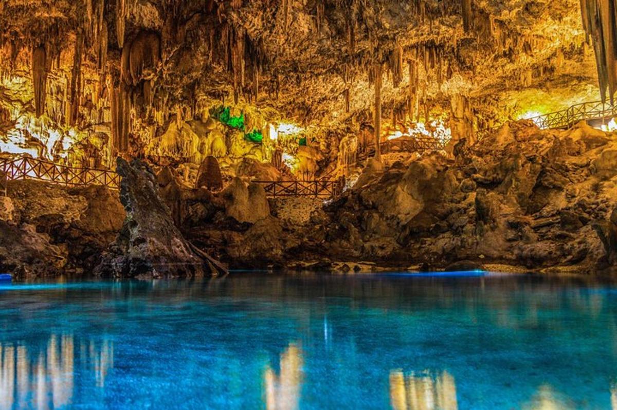 una pozza d'acqua blu in una grotta