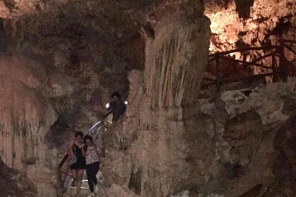 un gruppo di persone che si arrampica su una parete rocciosa