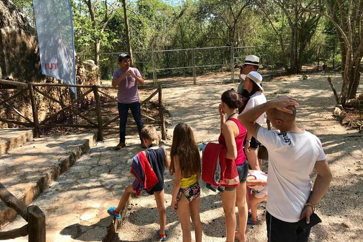 un gruppo di persone in piedi in uno zoo