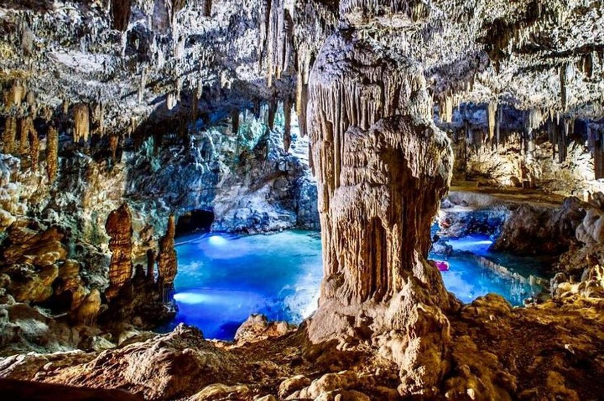 una grotta con una pozza d'acqua al suo interno