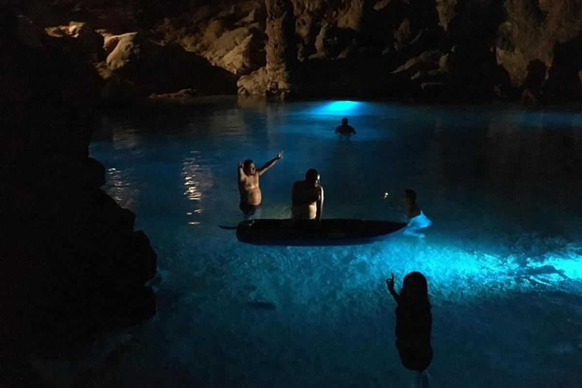 un grup de persones a l'aigua en una cova