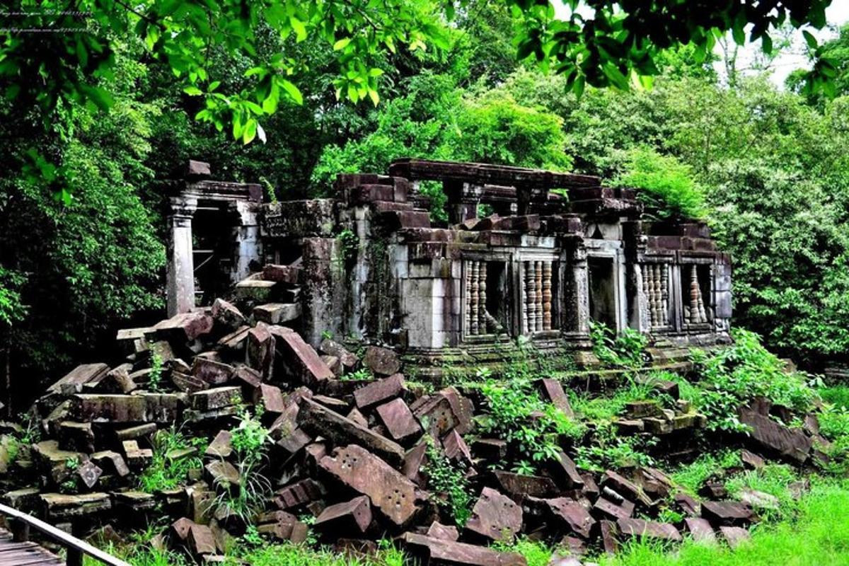 un edifici antic assegut sobre un munt de runes