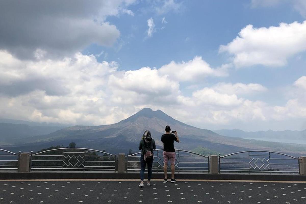两个人站在桥上望山