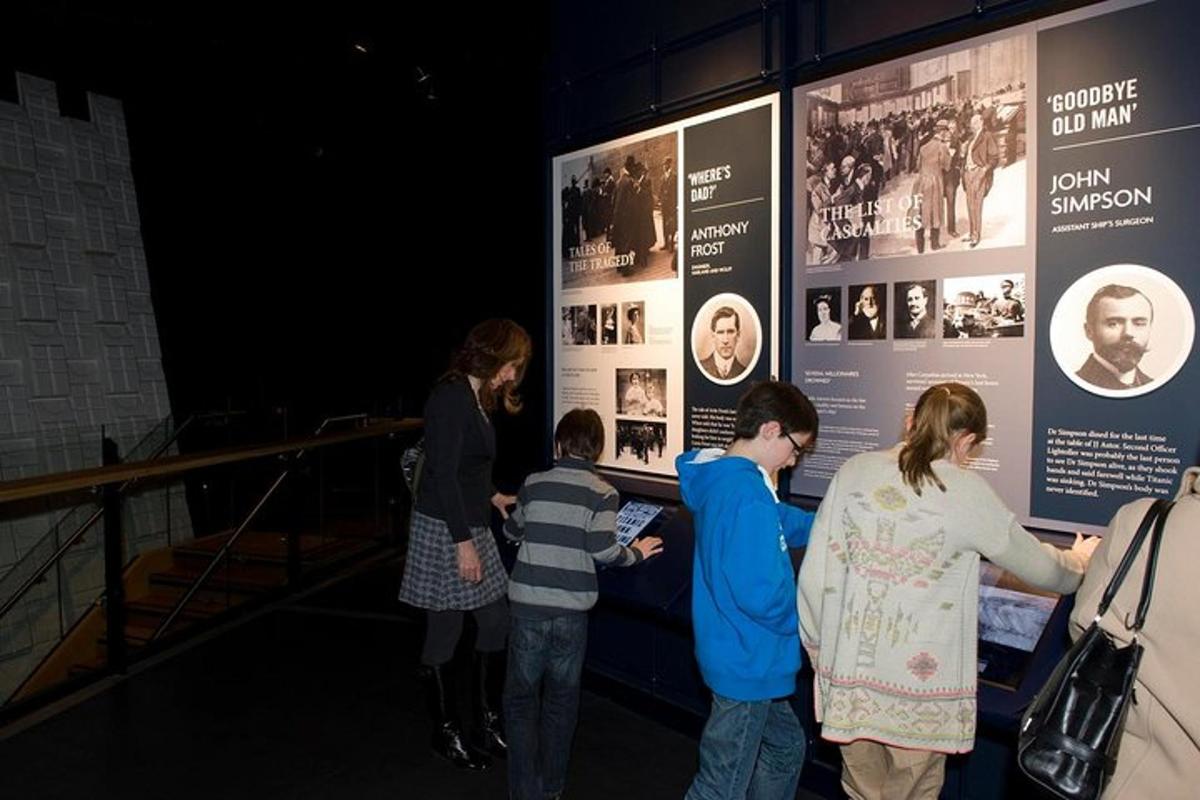 un gruppo di persone che guardano una mostra in un museo