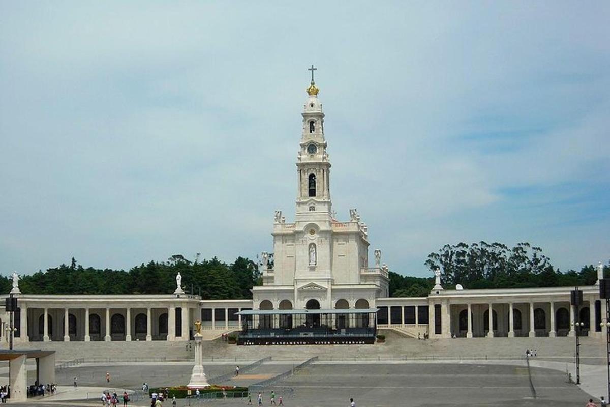 велика зграда са кулом на врху