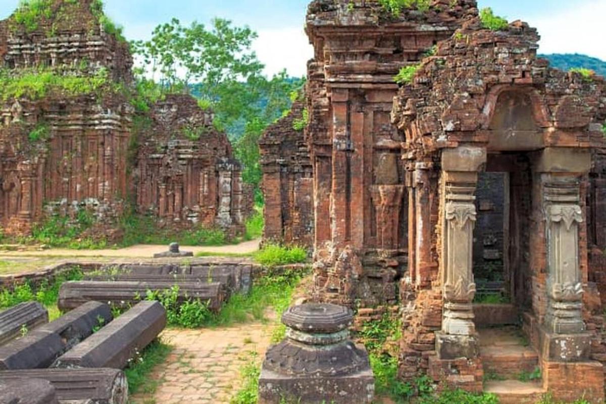 egy régi kőépület ajtóval egy templomban