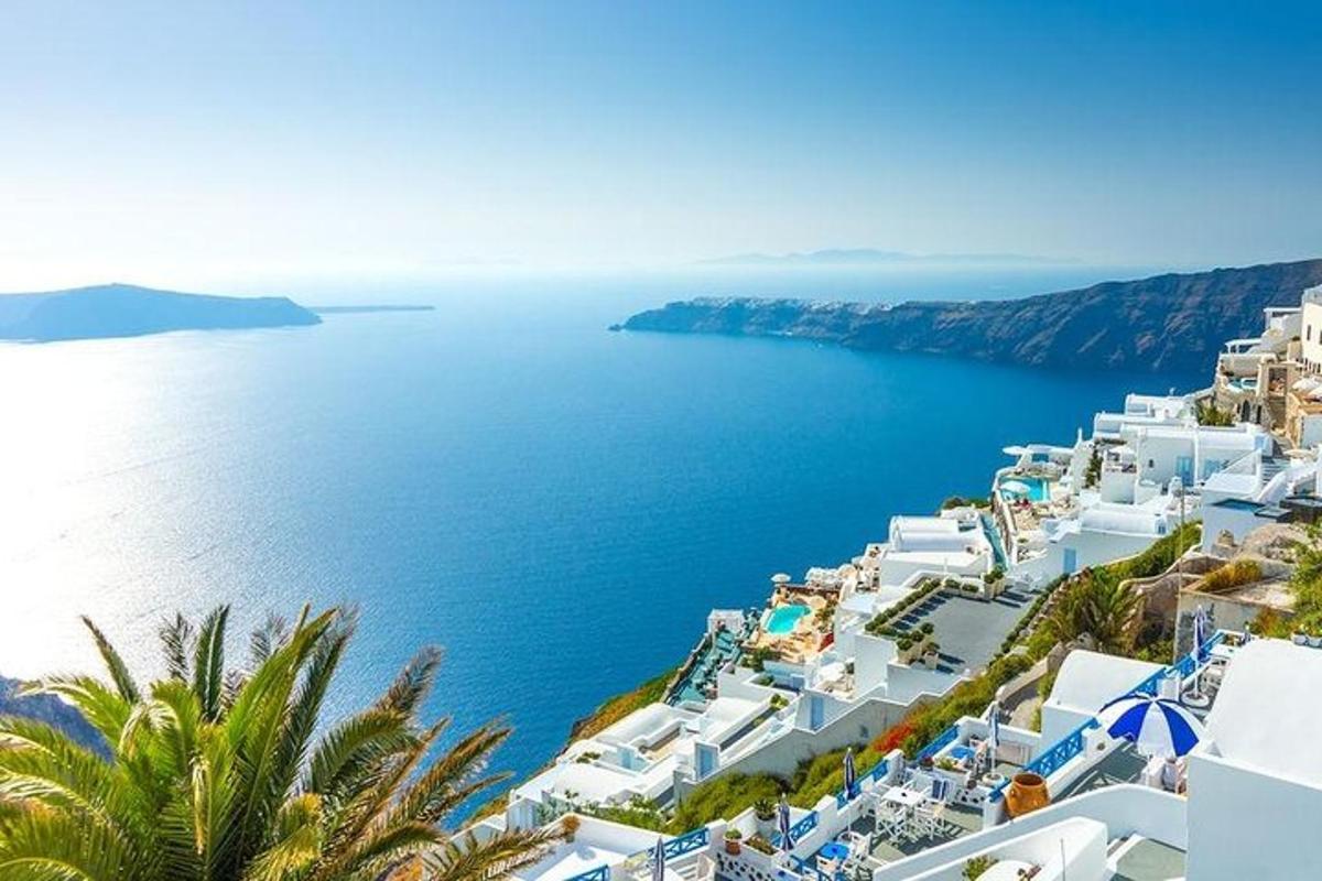 una vista aerea dell'oceano e degli edifici bianchi