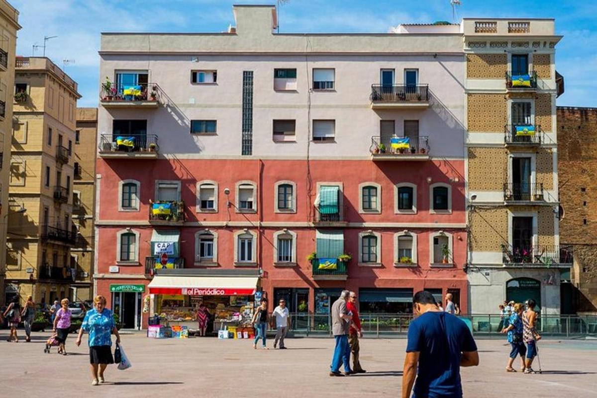 un grupo de personas caminando frente a un edificio