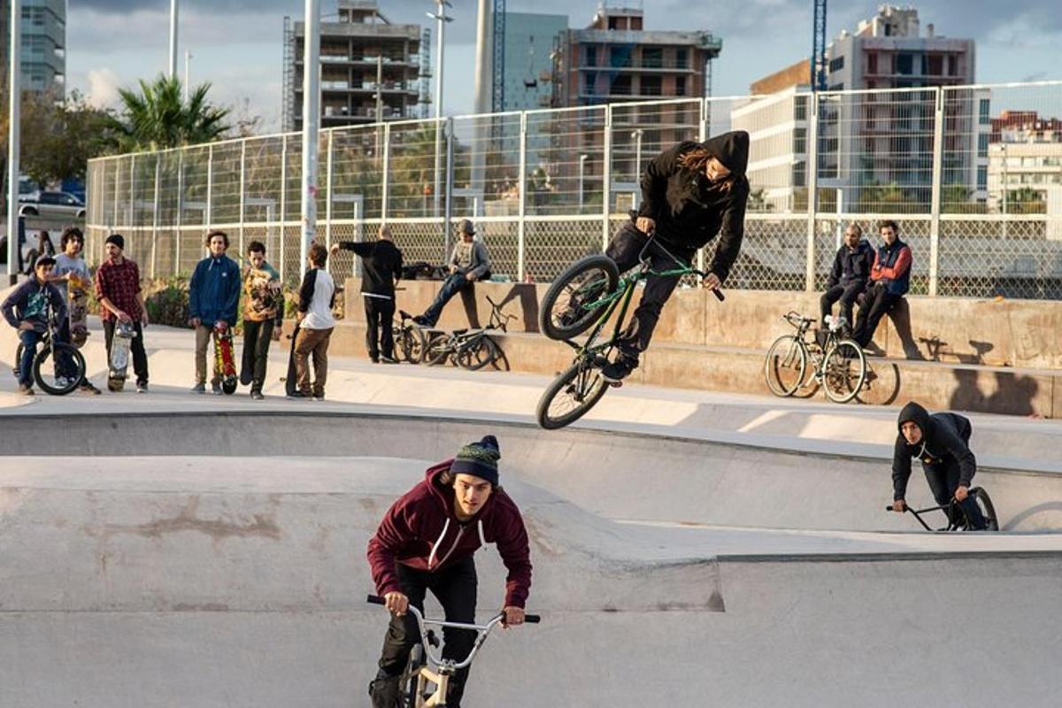 Un grupo de personas haciendo trucos en un parque de patinaje.