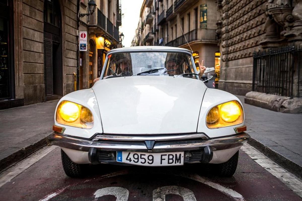 Un coche blanco está aparcado en una calle