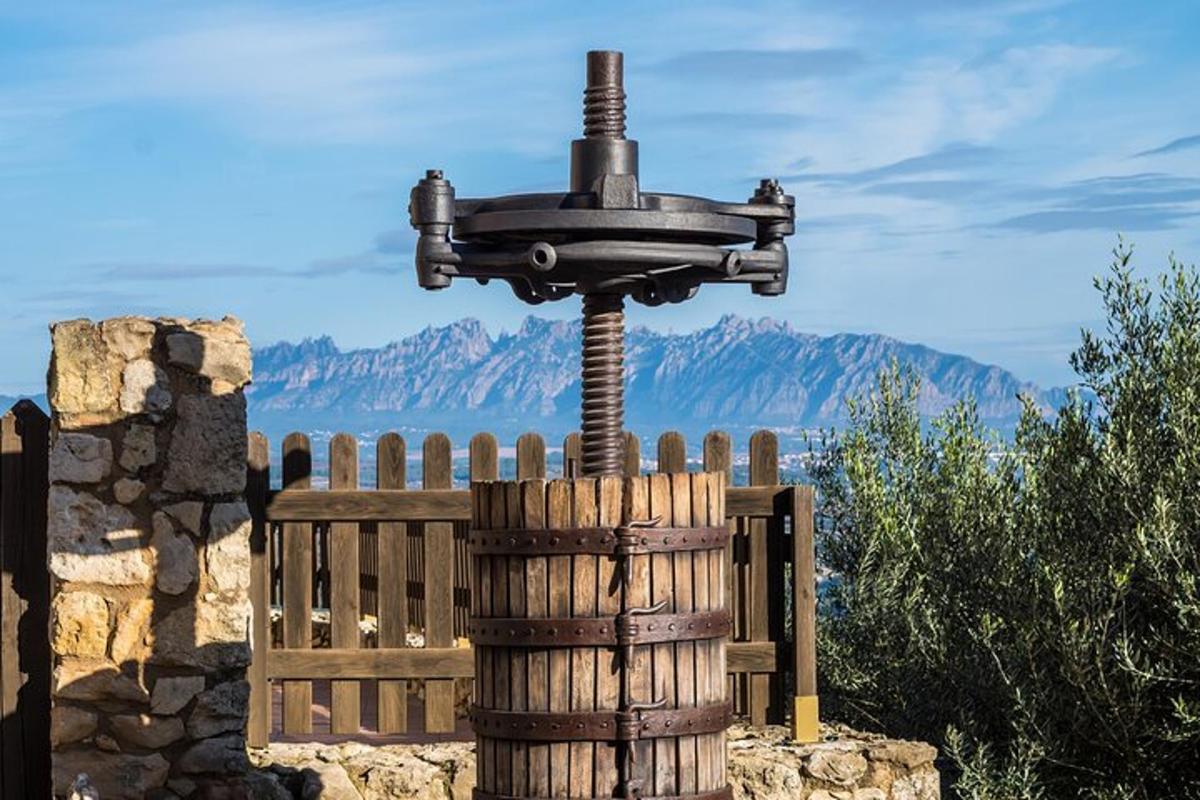 ein Springbrunnen auf einem Holzzaun