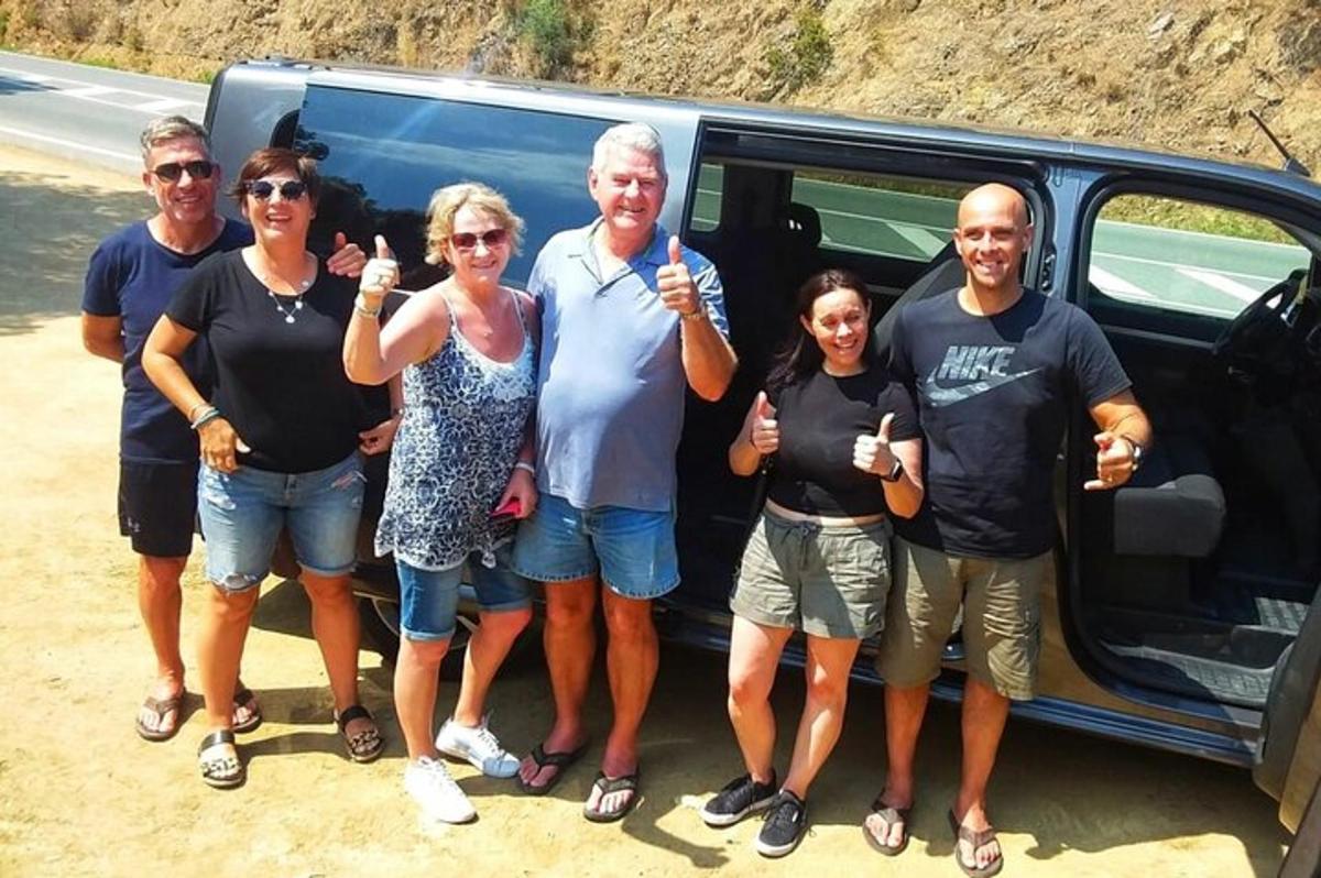 un gruppo di persone in piedi davanti a un furgone