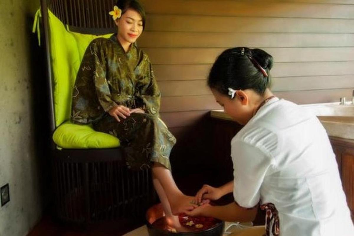다른 여자와 함께 방에서 음식을 요리하는 여자