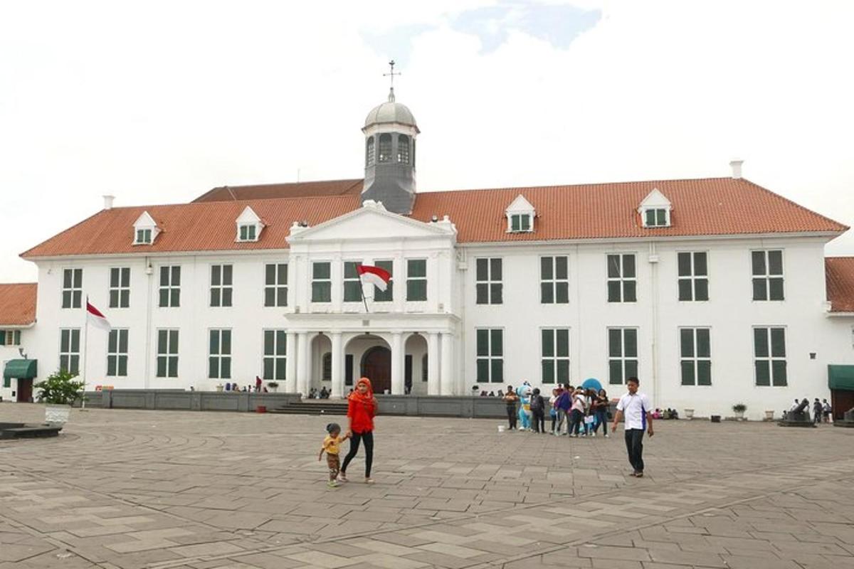 skupina lidí stojících před velkou budovou