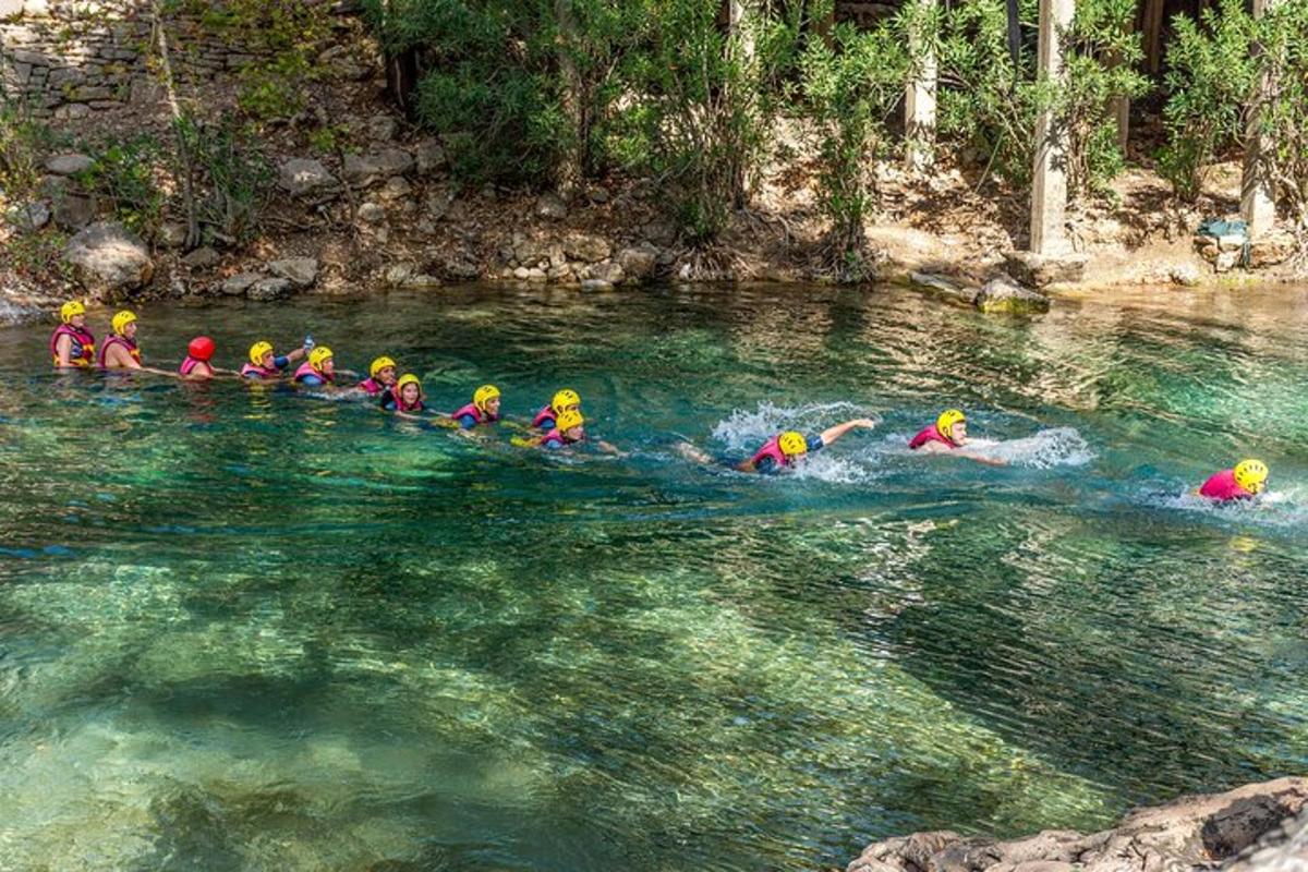un grupo de personas en el agua de un río