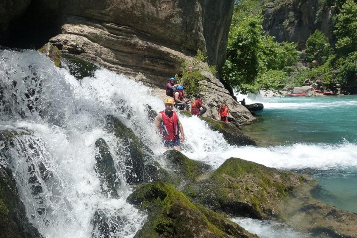 Un grupo de personas de pie en una cascada
