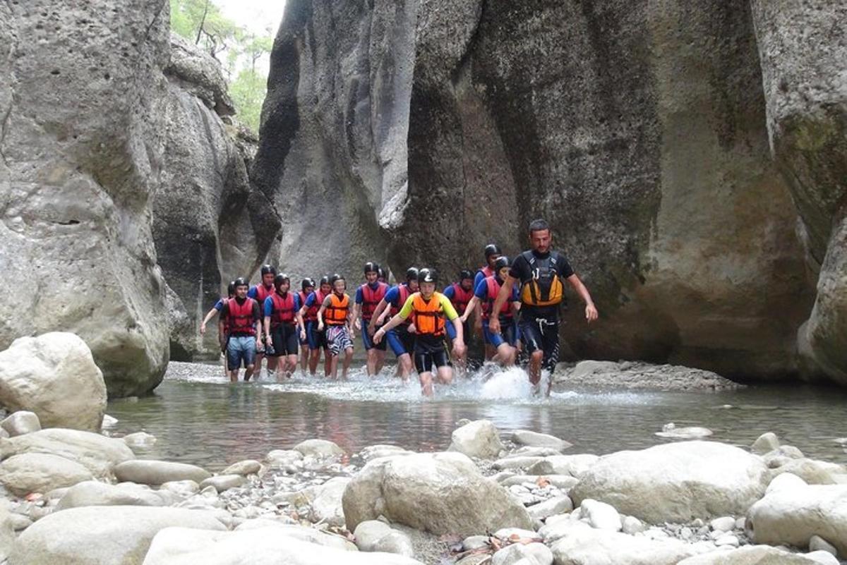 sekumpulan orang berjalan menyeberangi sungai