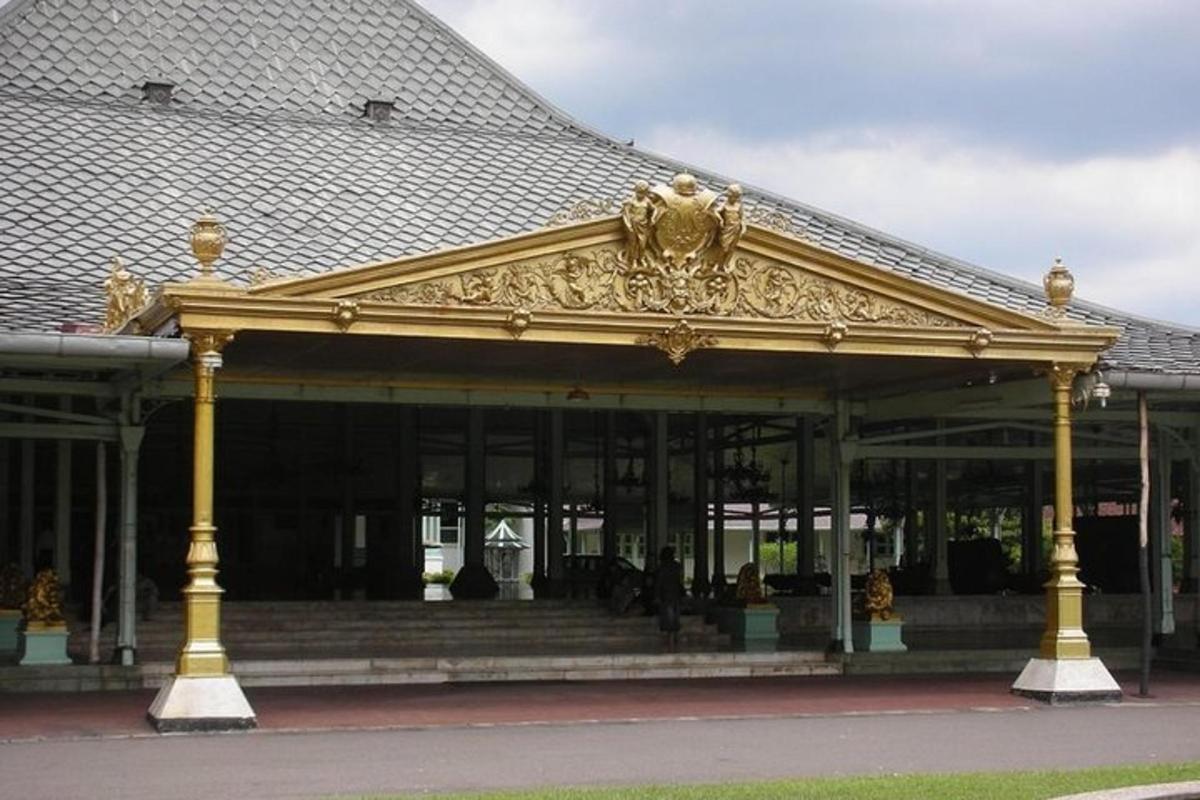 sebuah bangunan besar dengan tiang kuning dan tingkap