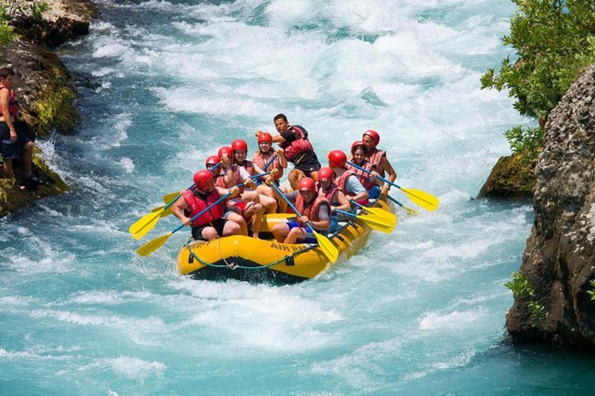 grupp inimesi jõel parvel