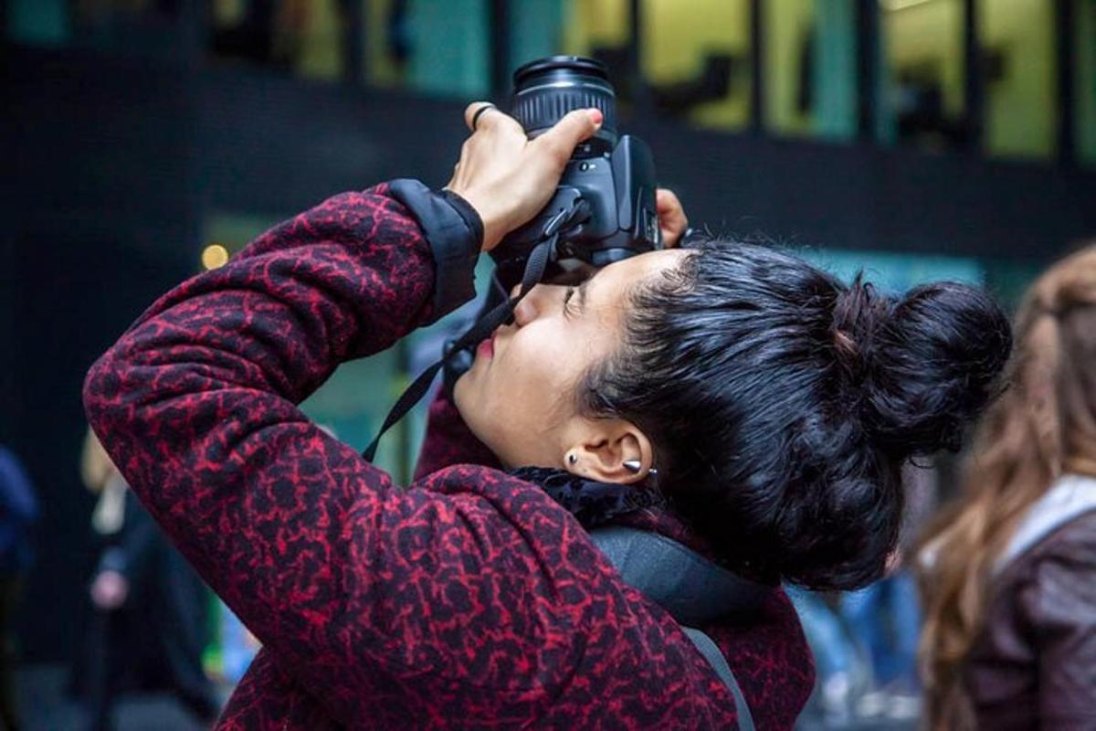 una mujer tomando una foto con una cámara