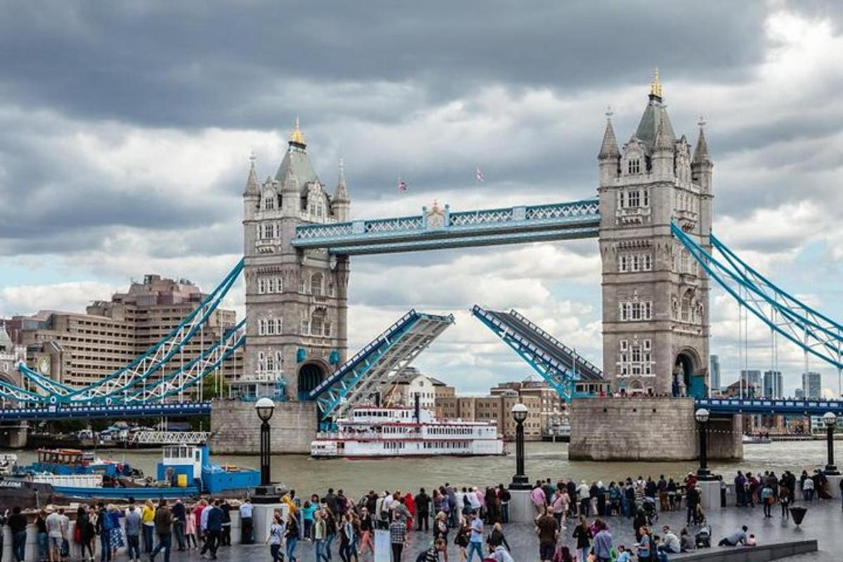egy csoport ember sétál a Tower Bridge körül