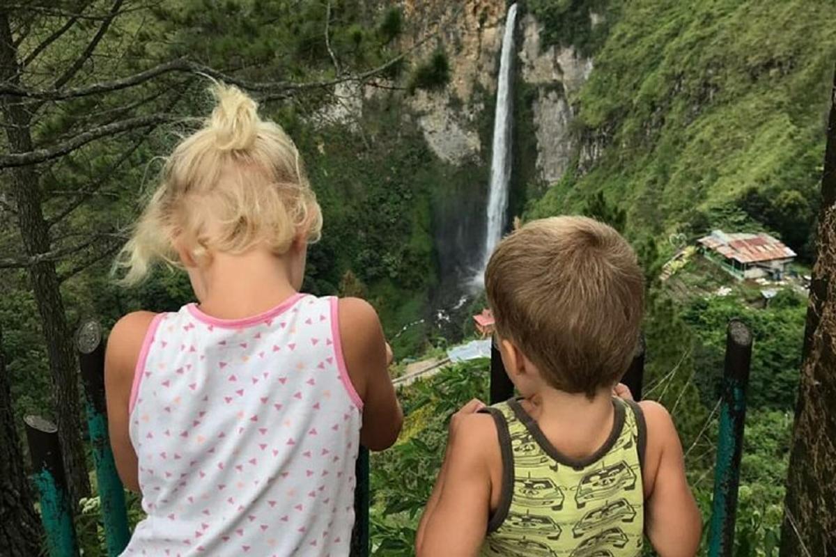 Strákur og stelpa horfa á foss