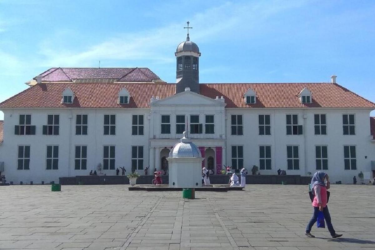 людина, яка йде перед великою будівлею