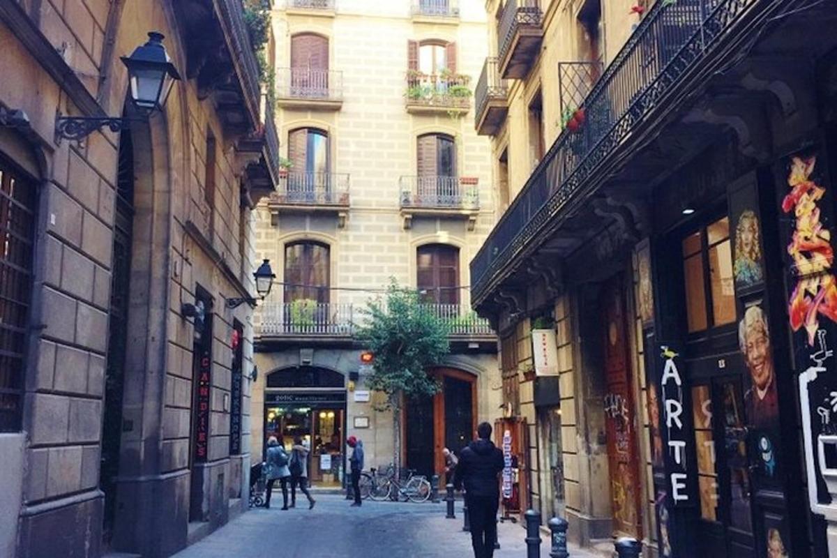 un uomo che cammina lungo una strada davanti a un edificio