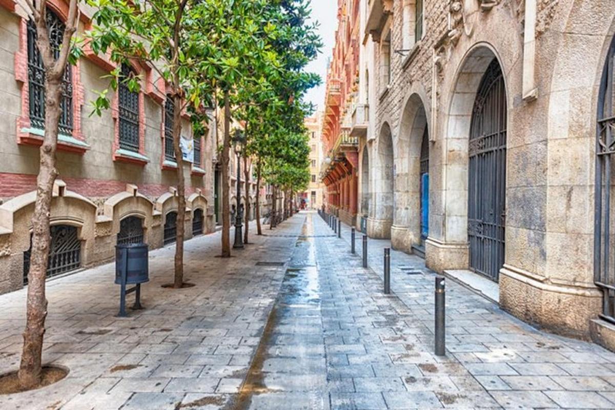 una strada cittadina vuota con alberi ed edifici