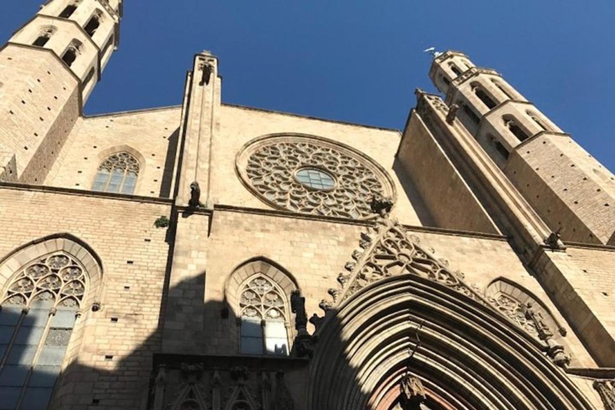 un edificio con una torre e un orologio su di esso