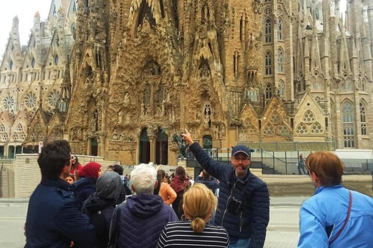 egy csoport ember áll egy katedrális előtt