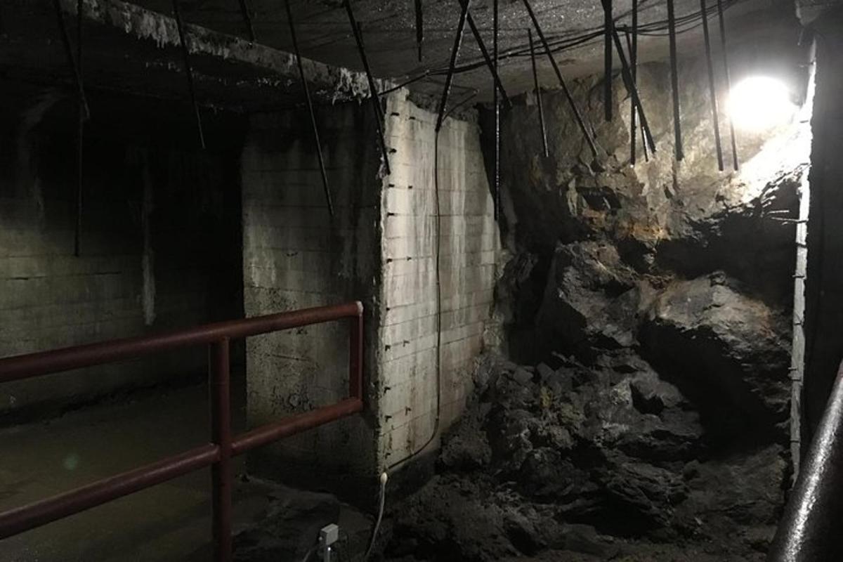 una habitació fosca amb una paret de maons i una llum