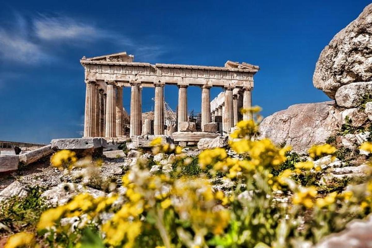 ένα μπουκέτο κίτρινα λουλούδια μπροστά σε έναν ναό