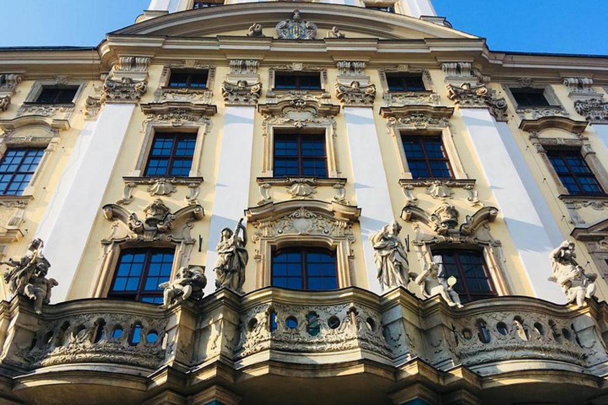 un edificio con statue ai lati