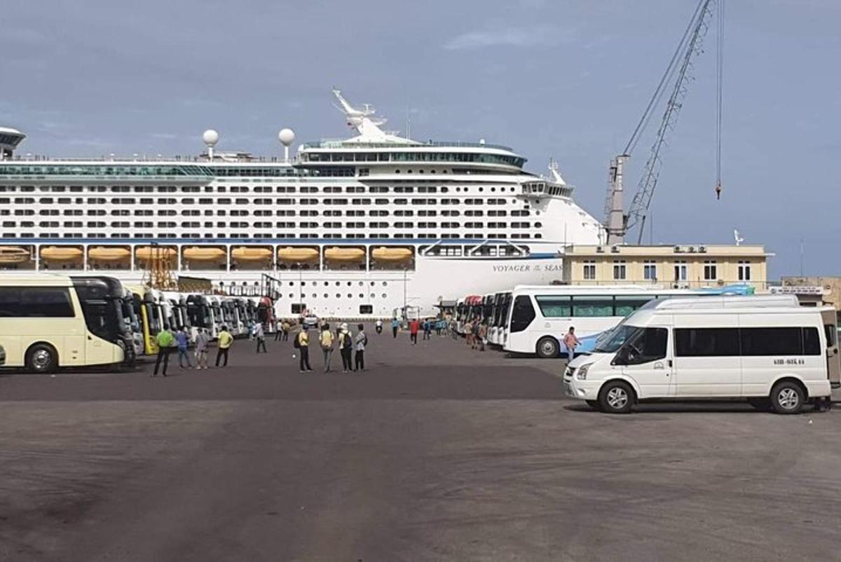 um navio de cruzeiro está estacionado em um estacionamento
