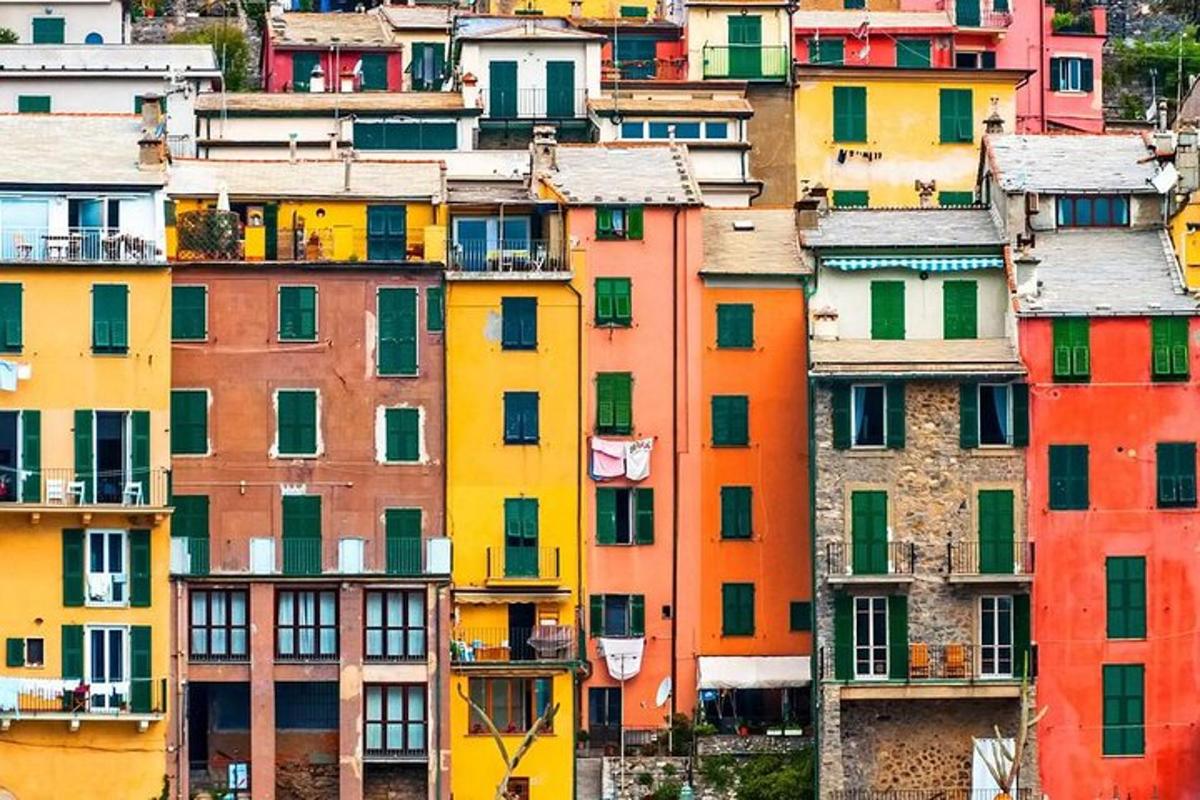 un gruppo di case multicolori in una città