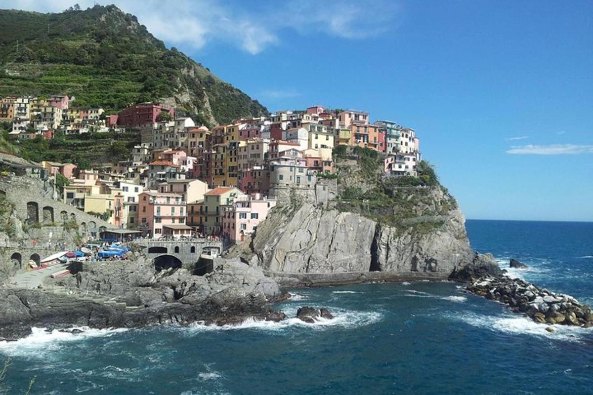 una città in cima a una montagna vicino all'oceano