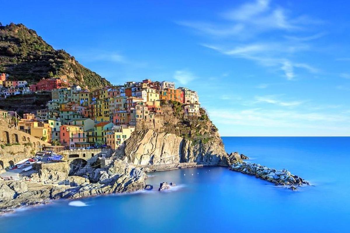 una città in cima a una montagna con l'acqua