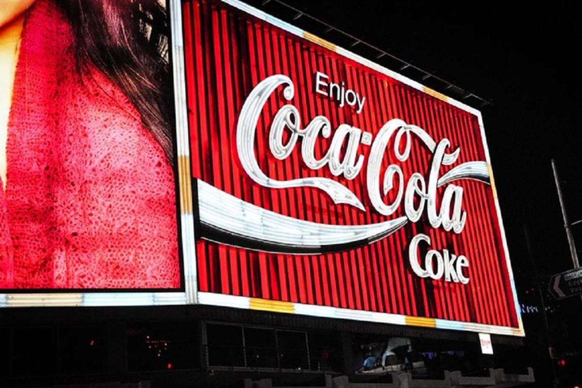 znak Coca Cole na steni stavbe